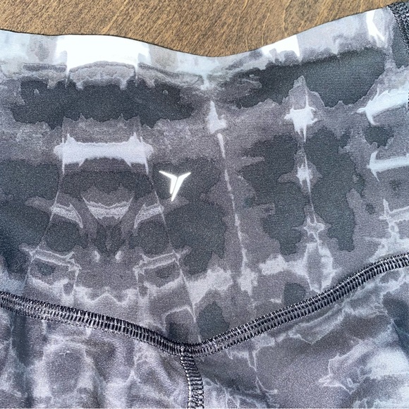 Old Navy Elevate Go Dry 7/8 Leggings - Picture 8 of 13